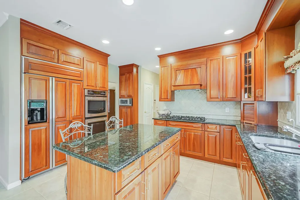 7 Pine Street Commack NY 11725
