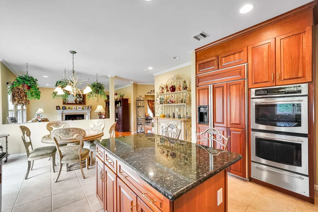 7 Pine Street Commack NY 11725
