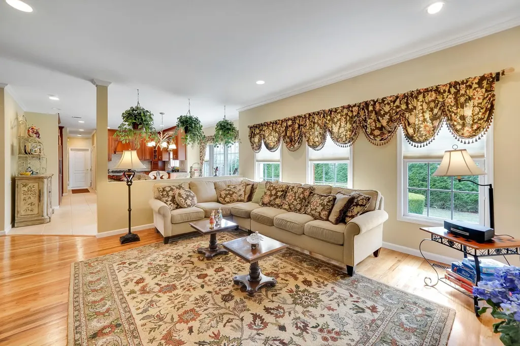 7 Pine Street Commack NY 11725