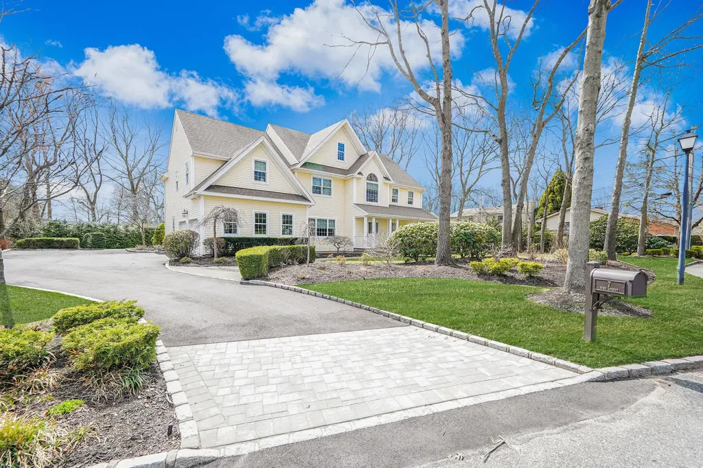 7 Pine Street Commack NY 11725