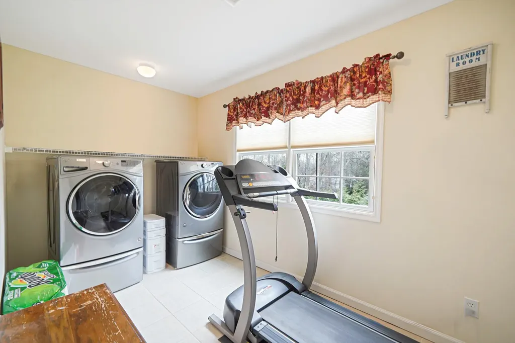7 Pine Street Commack NY 11725