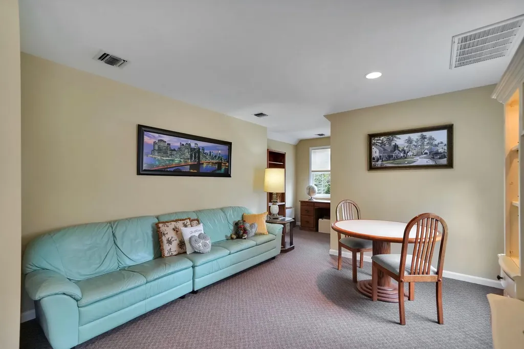 7 Pine Street Commack NY 11725