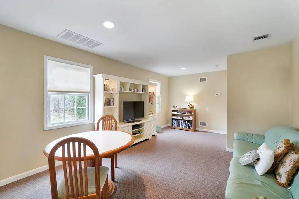 7 Pine Street Commack NY 11725