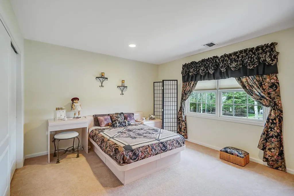 7 Pine Street Commack NY 11725