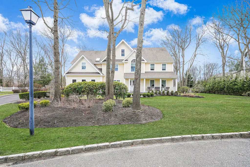 7 Pine Street Commack NY 11725