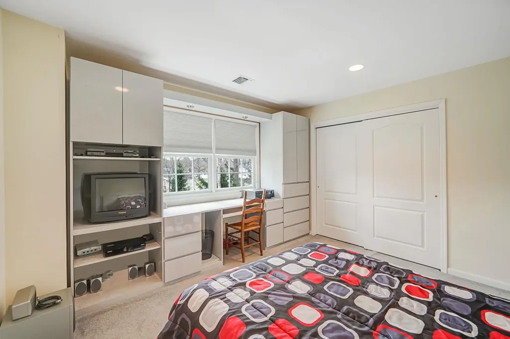 7 Pine Street Commack NY 11725