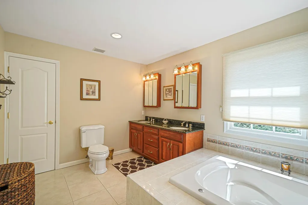 7 Pine Street Commack NY 11725