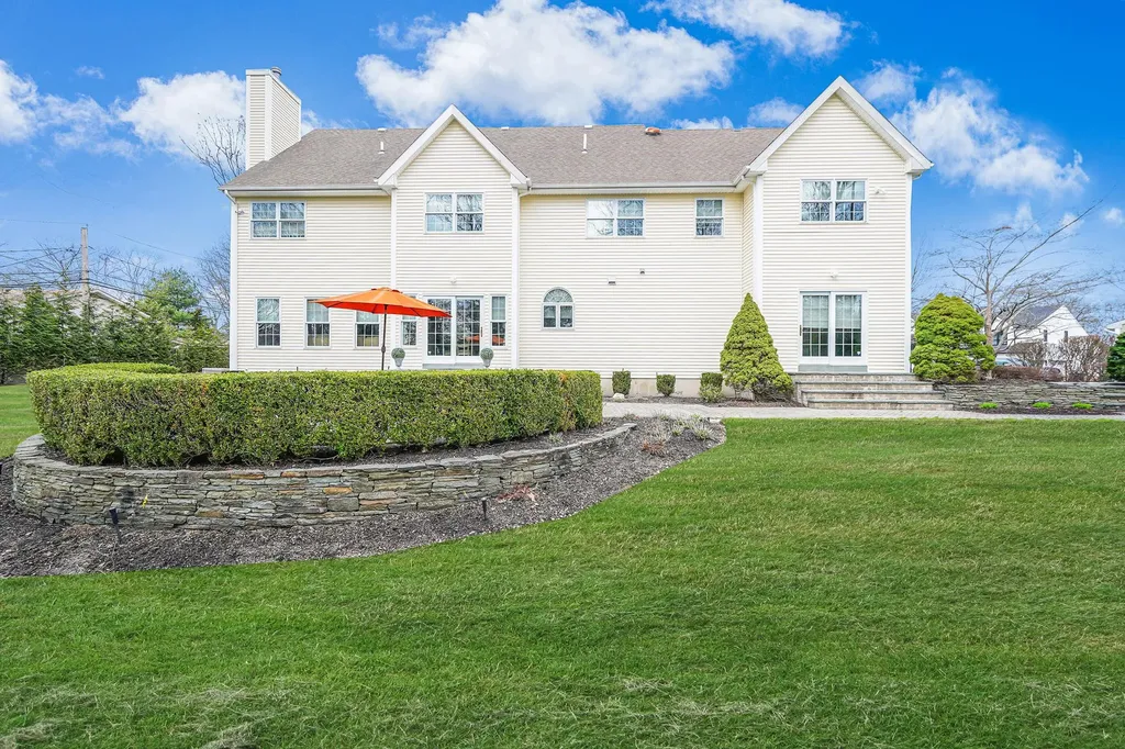 7 Pine Street Commack NY 11725