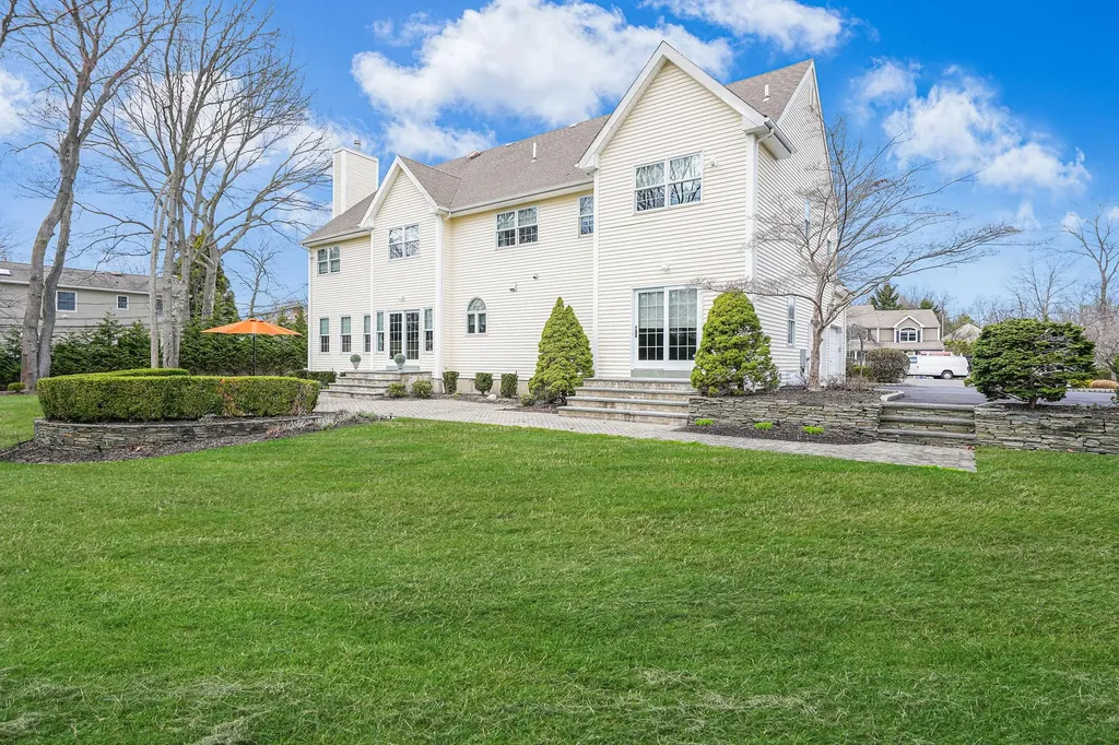 7 Pine Street Commack NY 11725