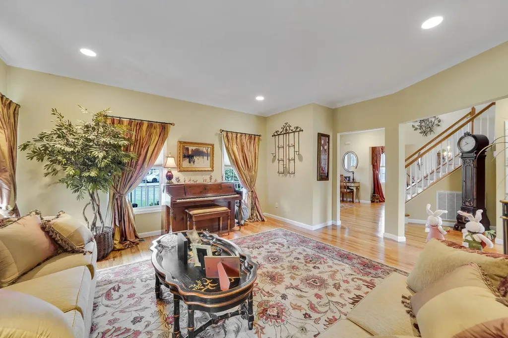 7 Pine Street Commack NY 11725