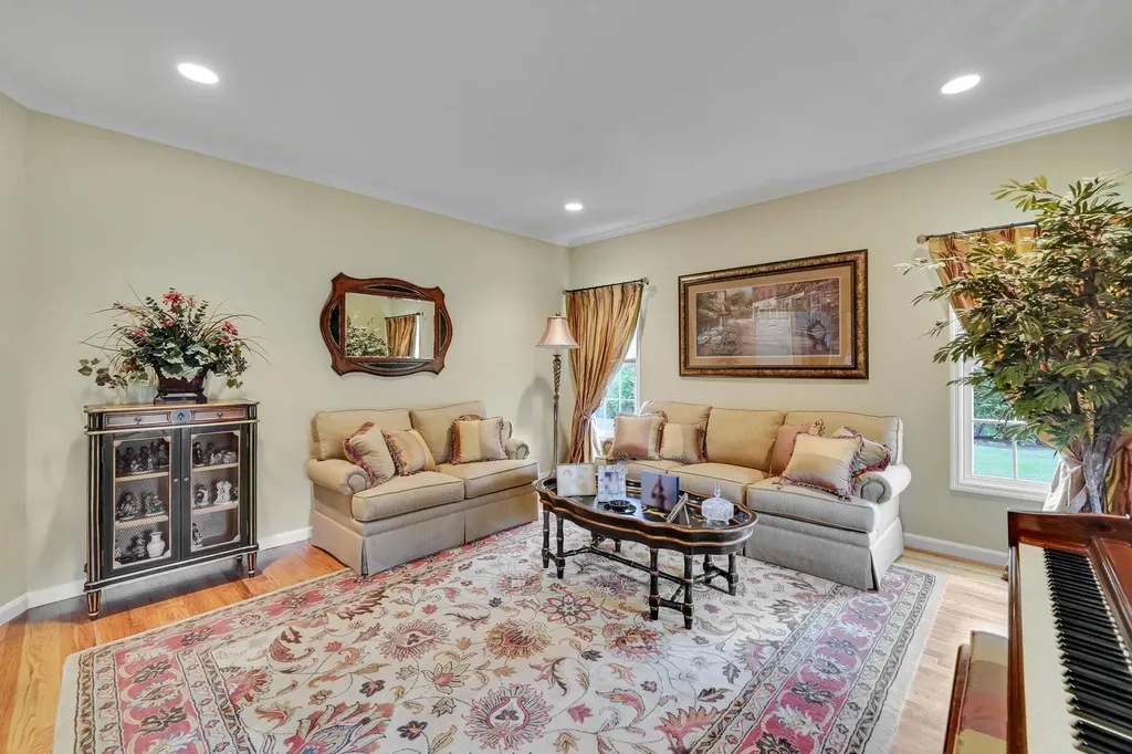 7 Pine Street Commack NY 11725