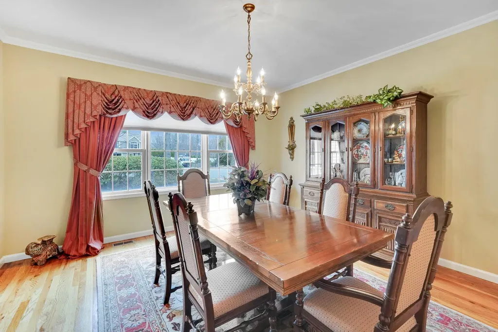 7 Pine Street Commack NY 11725