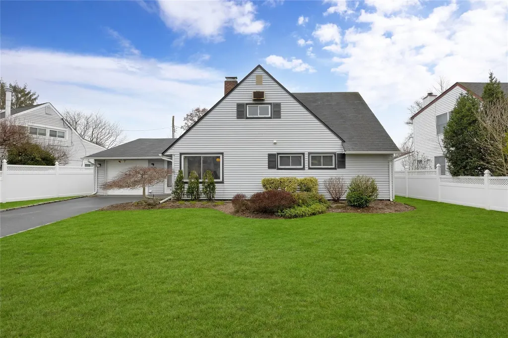 80 Tardy Lane N Wantagh NY 11793