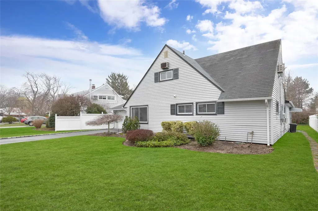 80 Tardy Lane N Wantagh NY 11793