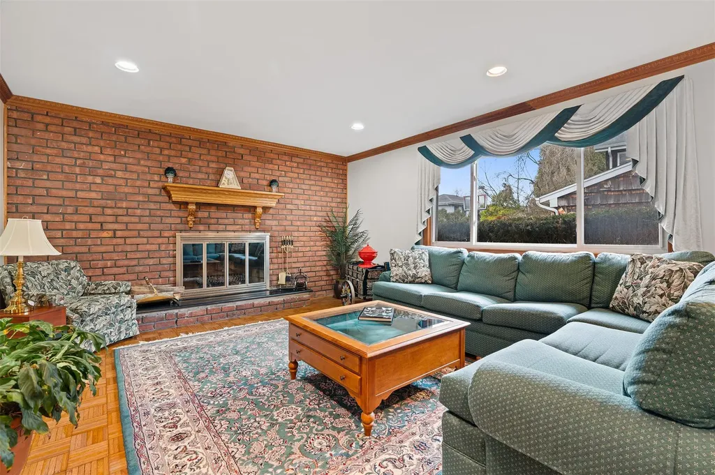 66a Wooleys Lane Great Neck NY 11023