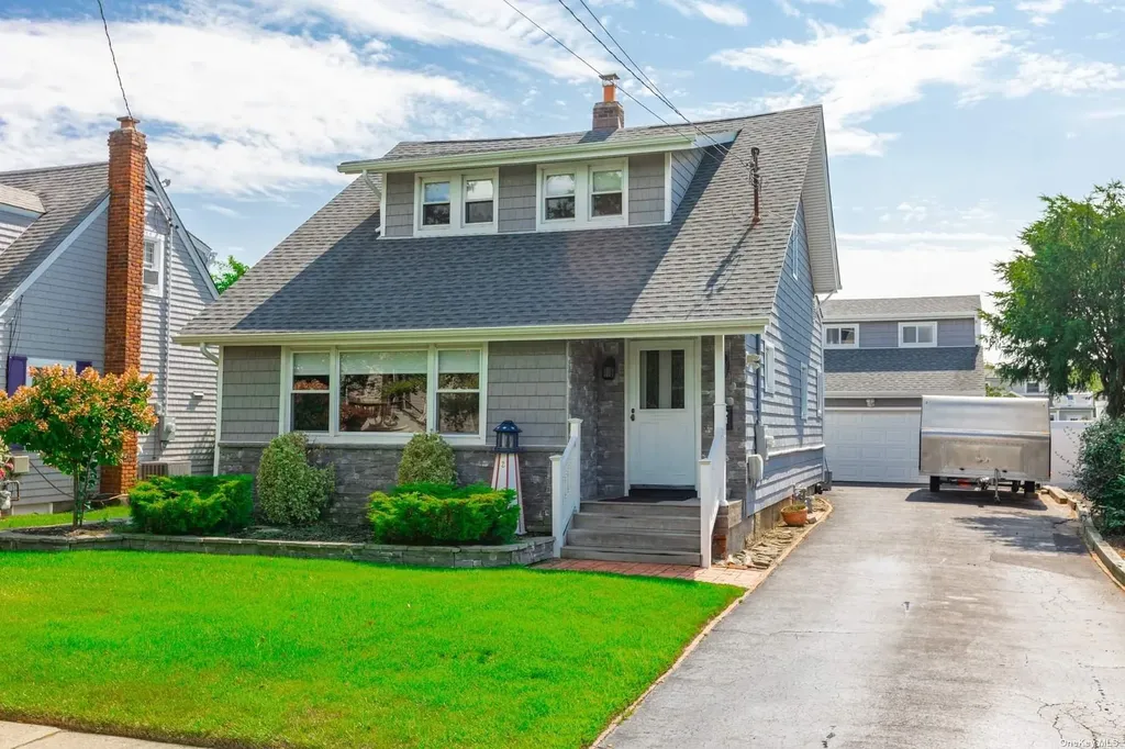 12 S Bay Avenue Babylon NY 11701