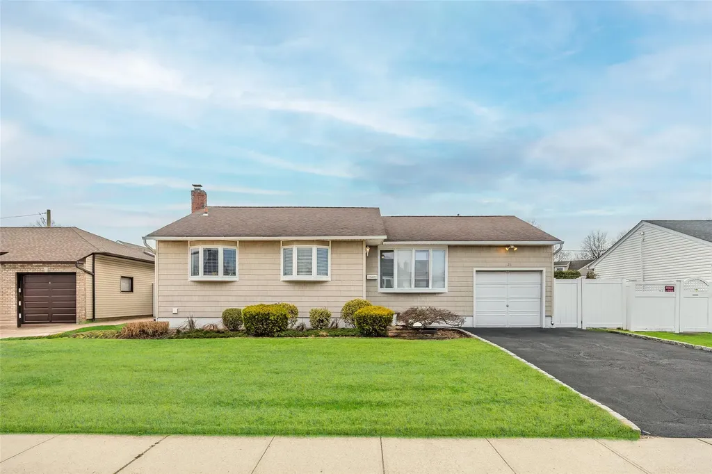 21 William Road Massapequa NY 11758
