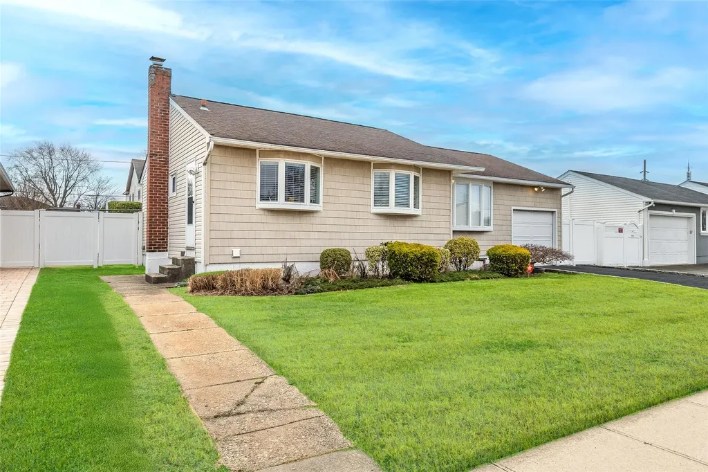 21 William Road Massapequa NY 11758