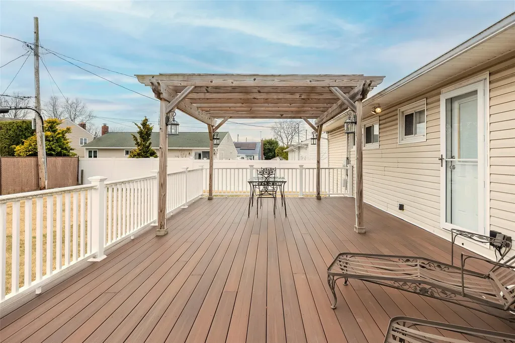 21 William Road Massapequa NY 11758