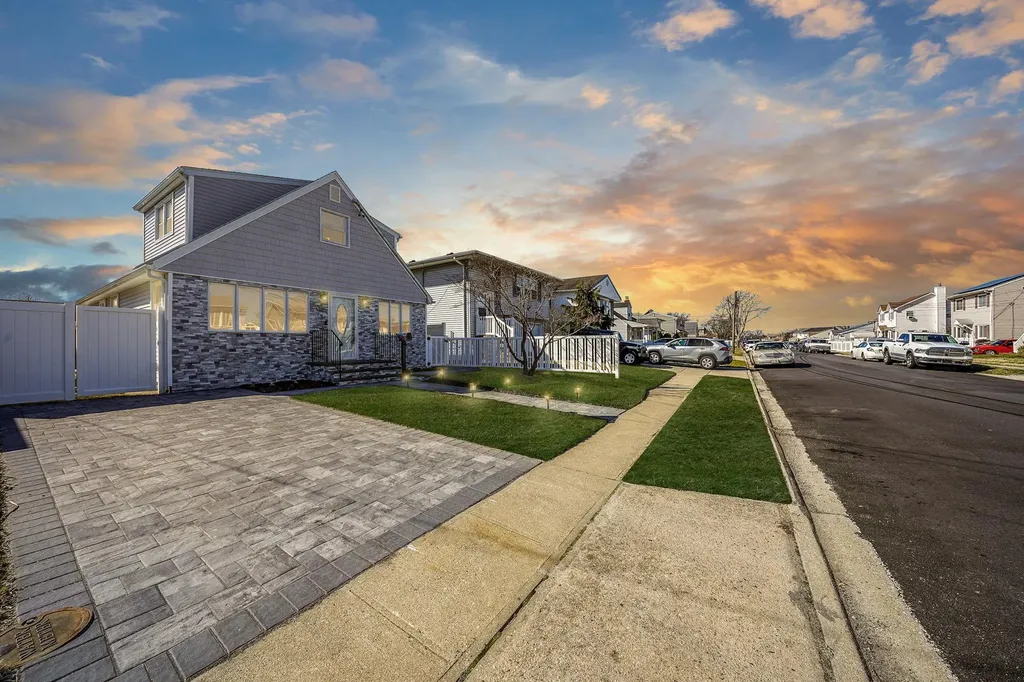27 W Granada Avenue Babylon NY 11757