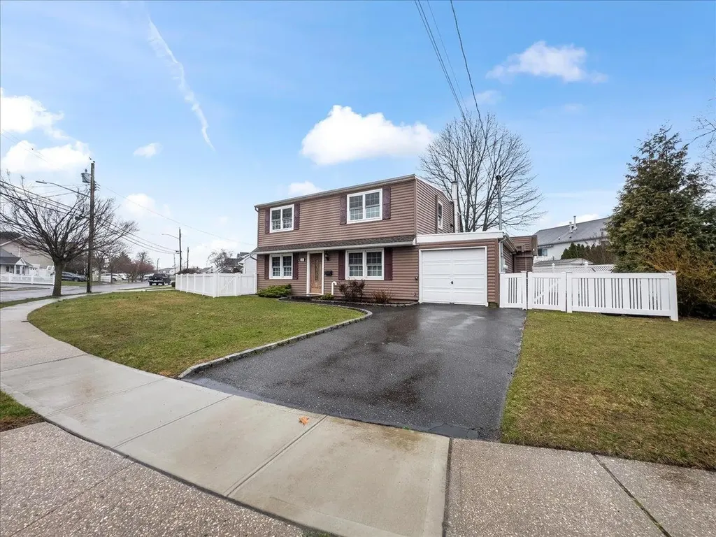 23 Croyden Drive Massapequa NY 11758