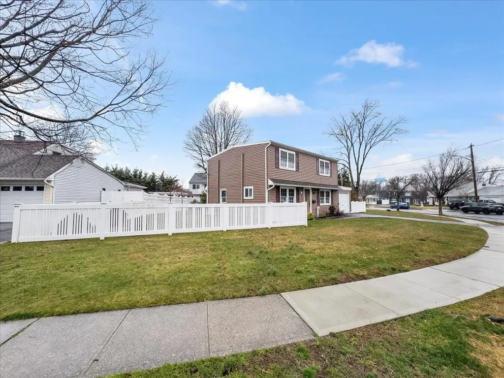 23 Croyden Drive Massapequa NY 11758