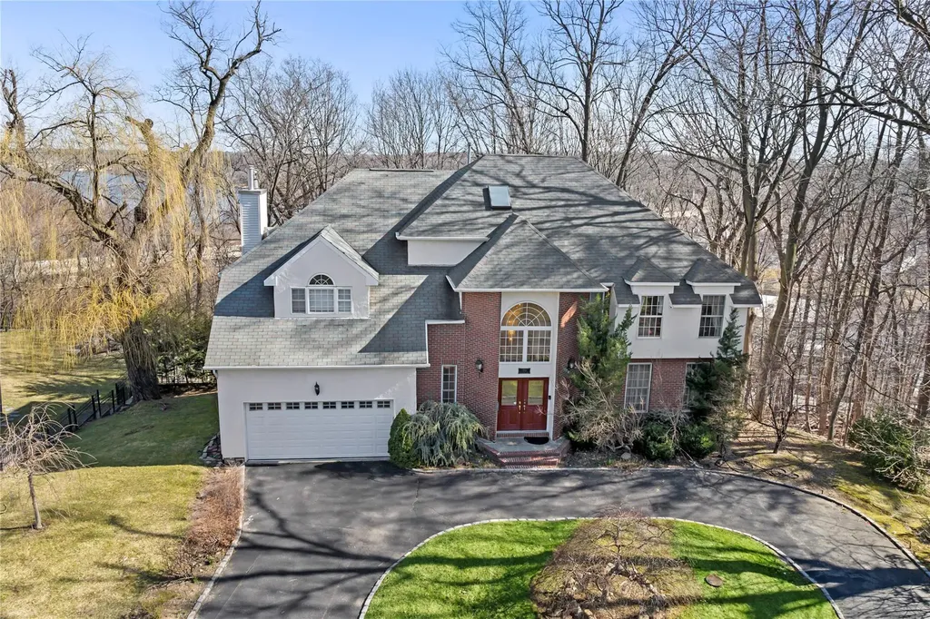 30 Pine Drive N Roslyn NY 11576