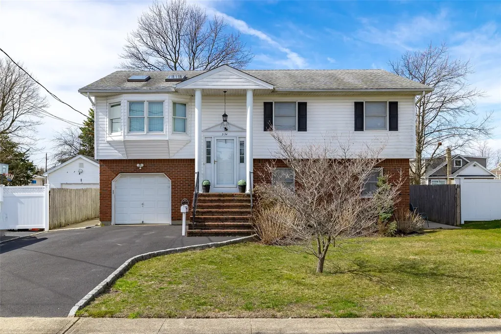 334 Granada Parkway Lindenhurst NY 11757