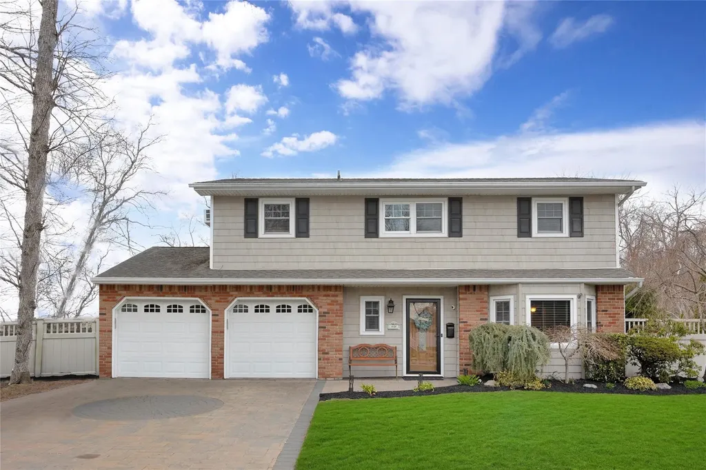 4 Brooktree Circle Lindenhurst NY 11757