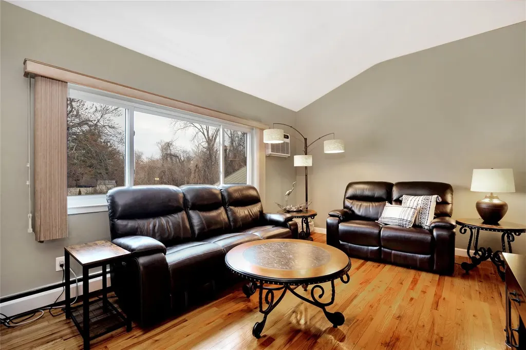 4 Brooktree Circle Lindenhurst NY 11757