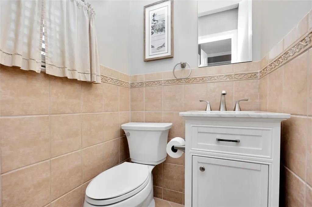 4 Brooktree Circle Lindenhurst NY 11757