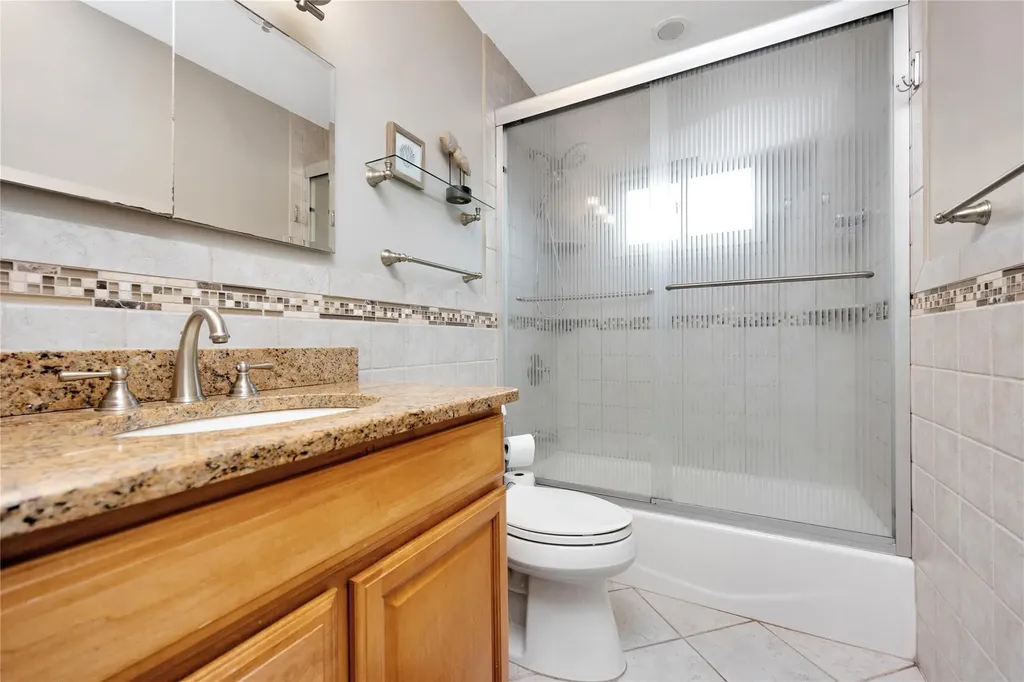 4 Brooktree Circle Lindenhurst NY 11757