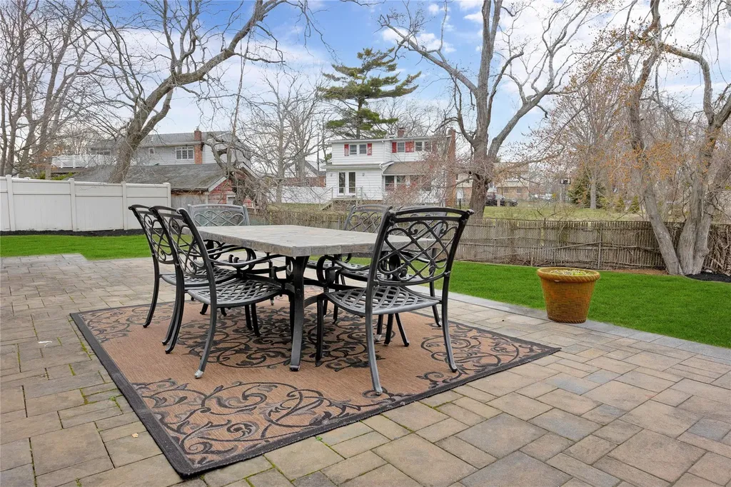 4 Brooktree Circle Lindenhurst NY 11757