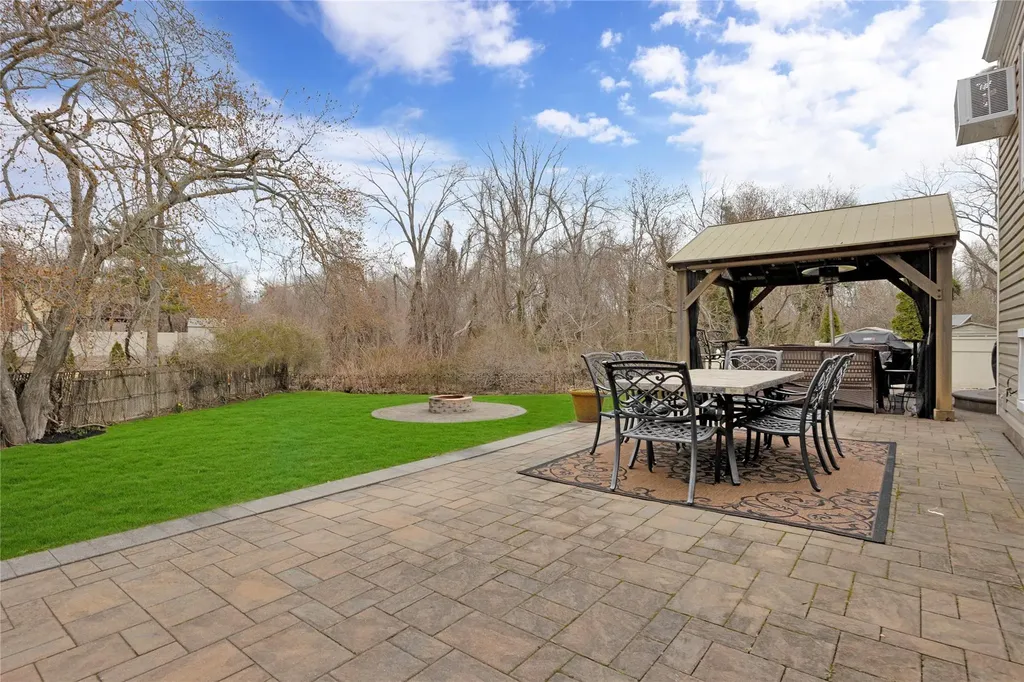 4 Brooktree Circle Lindenhurst NY 11757
