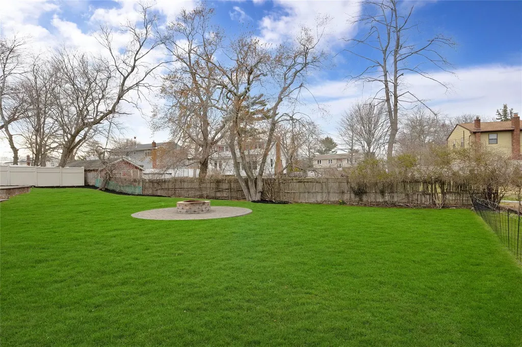 4 Brooktree Circle Lindenhurst NY 11757