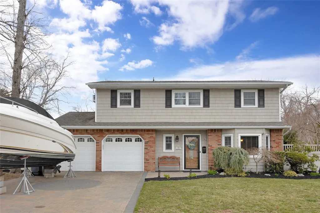 4 Brooktree Circle Lindenhurst NY 11757