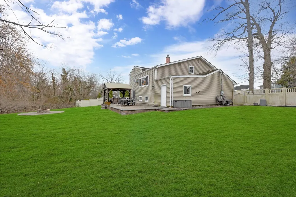 4 Brooktree Circle Lindenhurst NY 11757