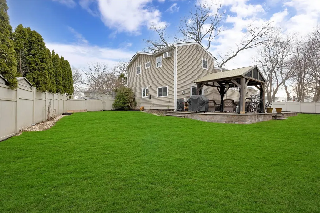 4 Brooktree Circle Lindenhurst NY 11757