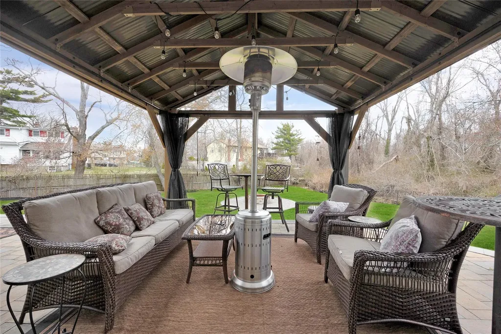 4 Brooktree Circle Lindenhurst NY 11757