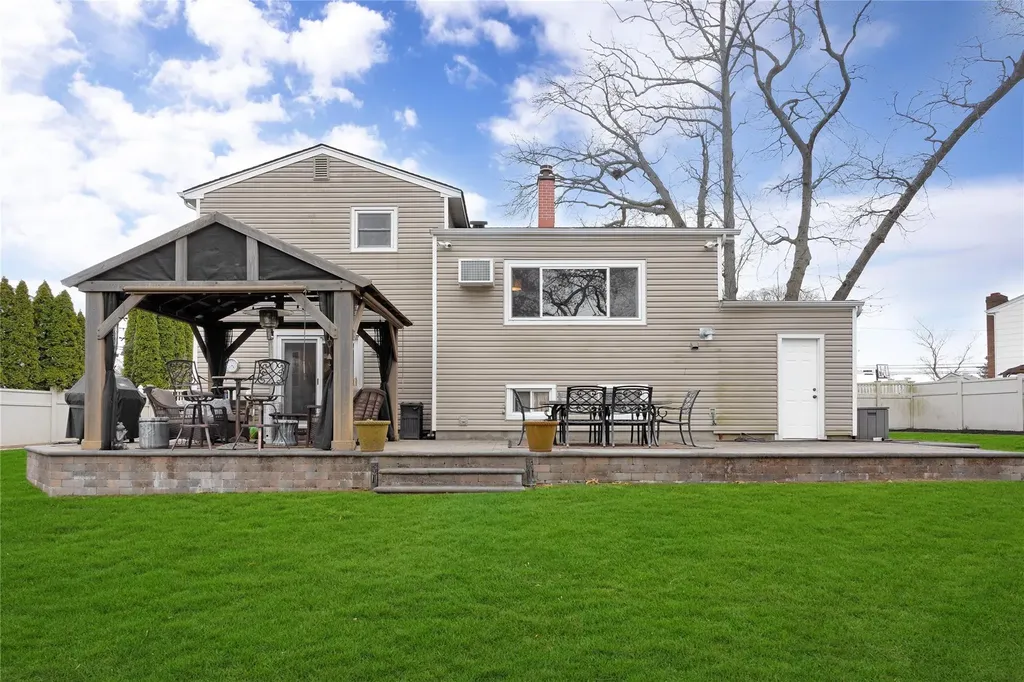 4 Brooktree Circle Lindenhurst NY 11757