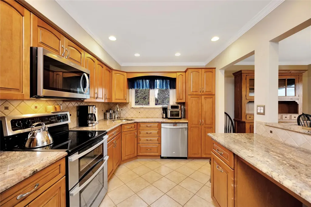4 Brooktree Circle Lindenhurst NY 11757