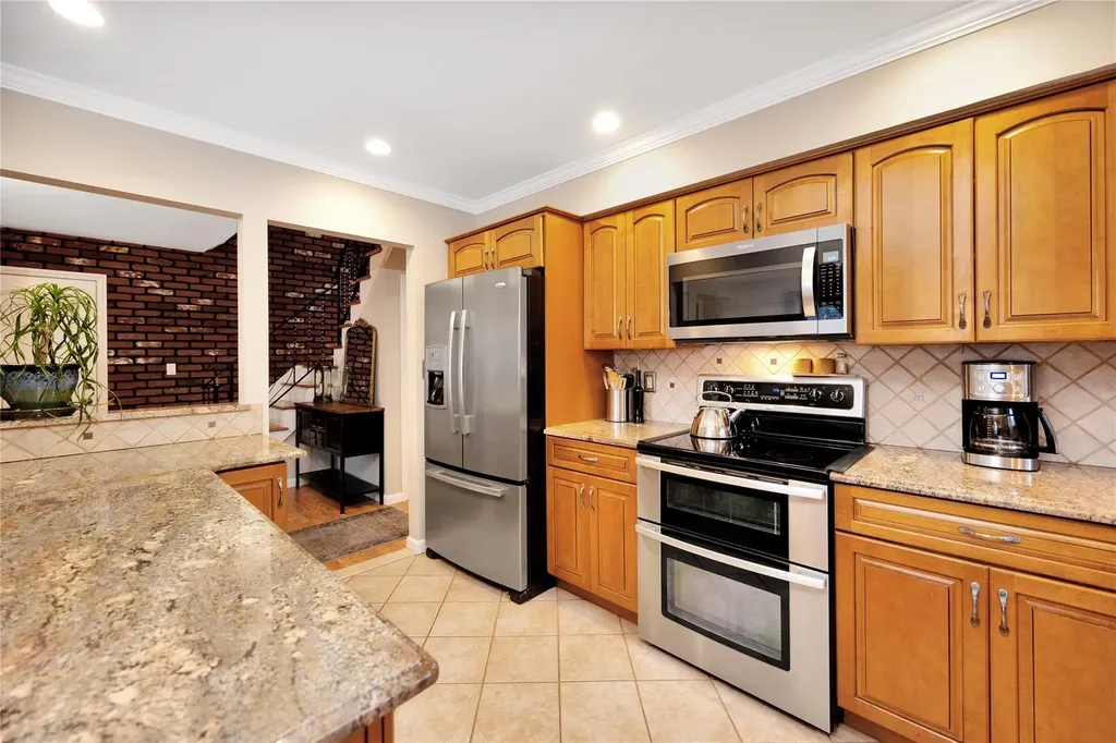 4 Brooktree Circle Lindenhurst NY 11757