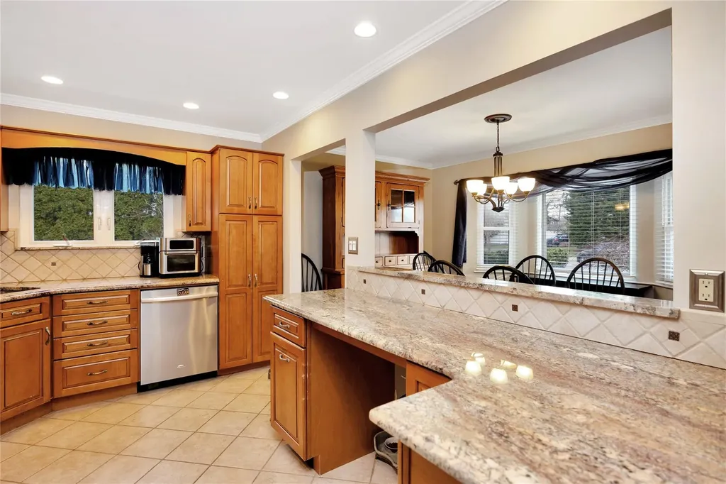 4 Brooktree Circle Lindenhurst NY 11757