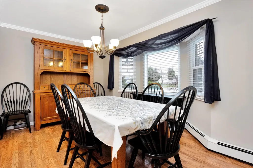 4 Brooktree Circle Lindenhurst NY 11757