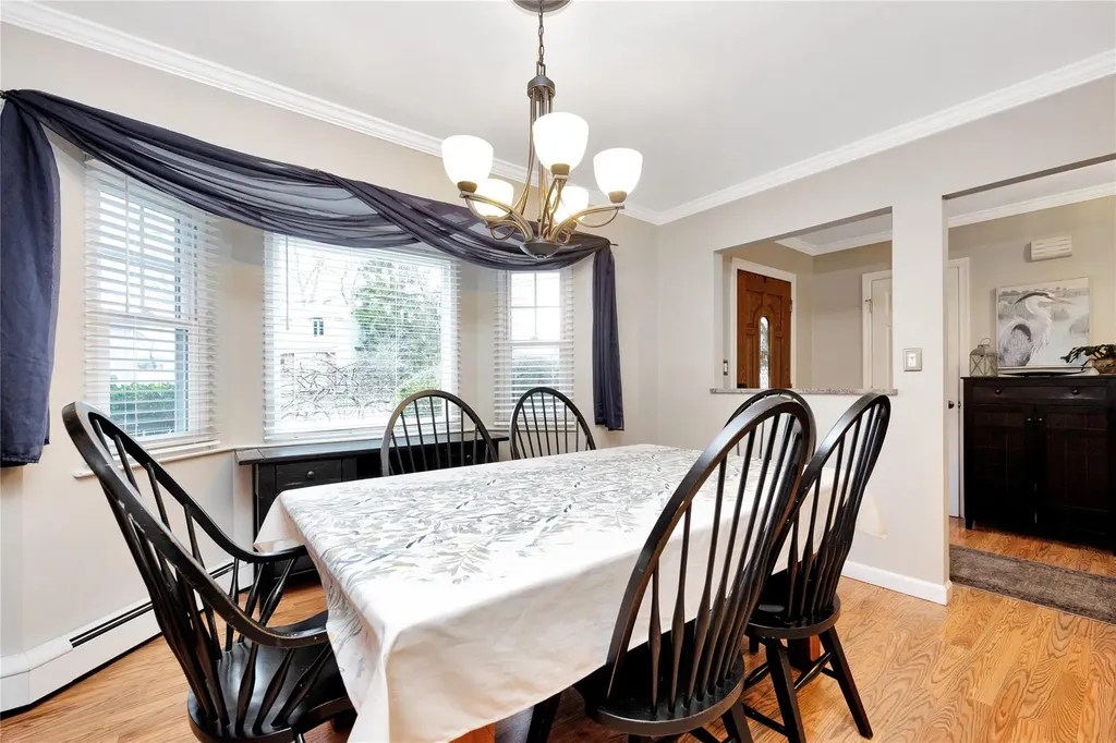 4 Brooktree Circle Lindenhurst NY 11757