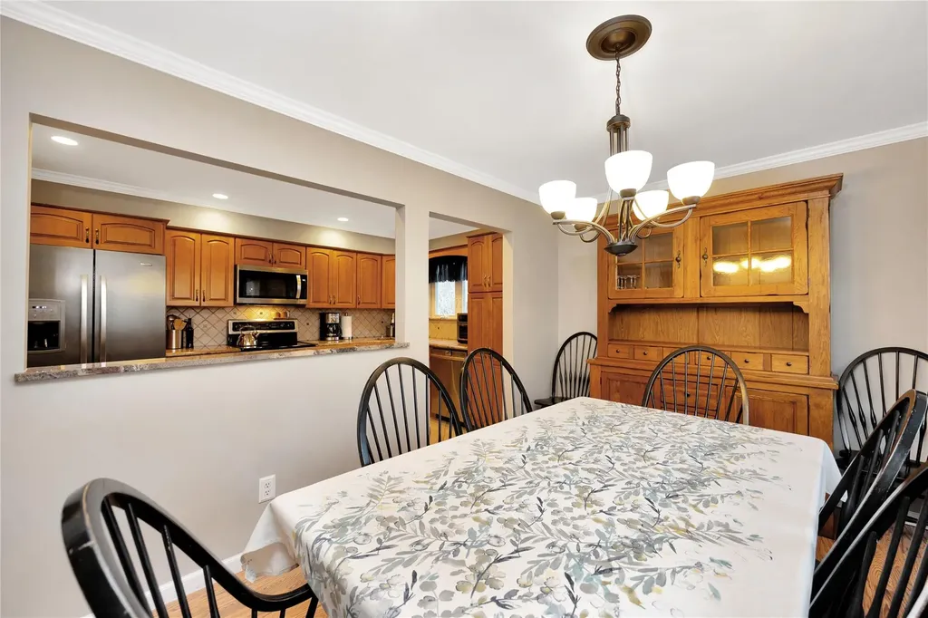 4 Brooktree Circle Lindenhurst NY 11757