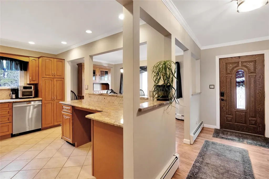 4 Brooktree Circle Lindenhurst NY 11757