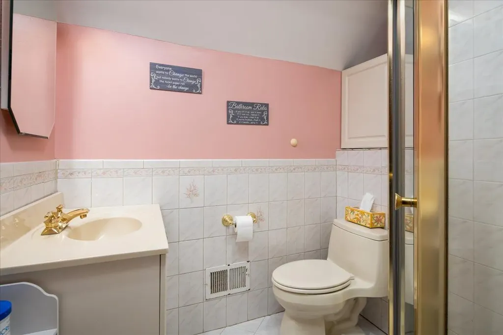 92 Hampton Place Freeport NY 11520