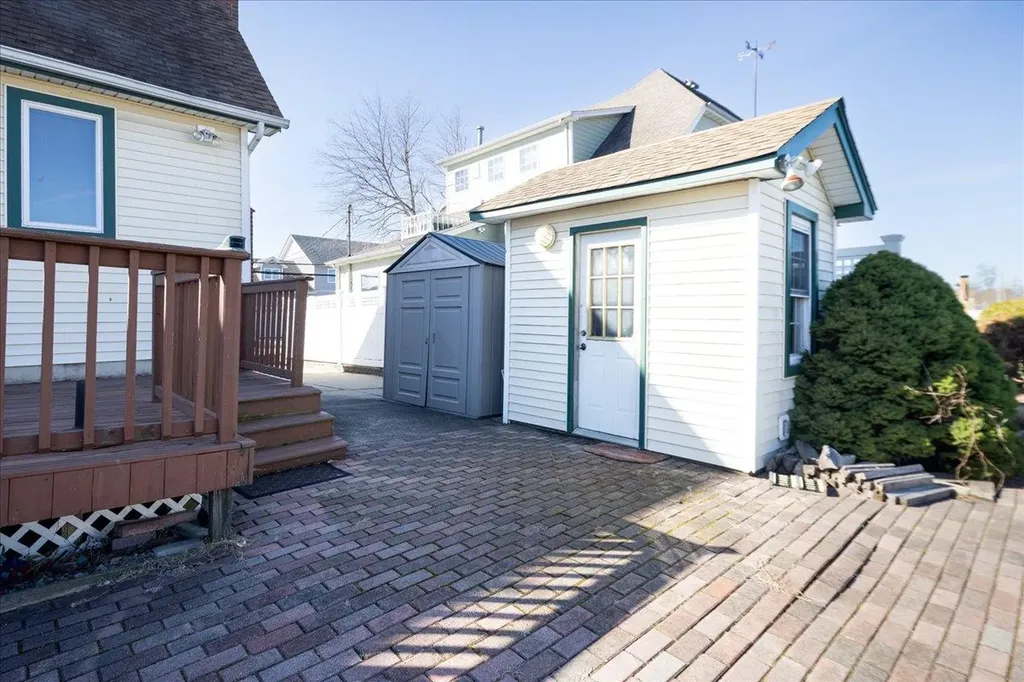 92 Hampton Place Freeport NY 11520