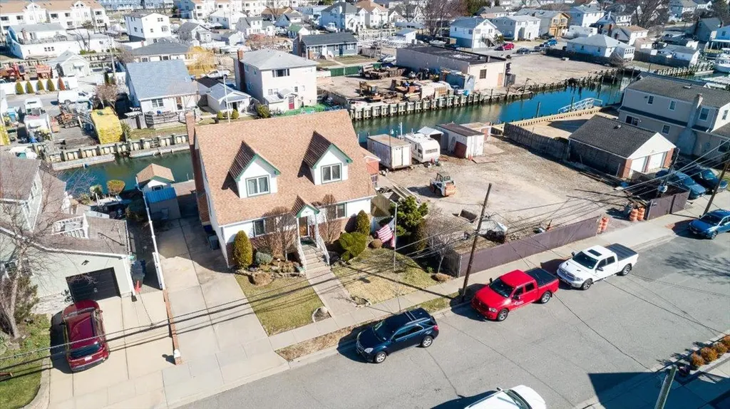 92 Hampton Place Freeport NY 11520